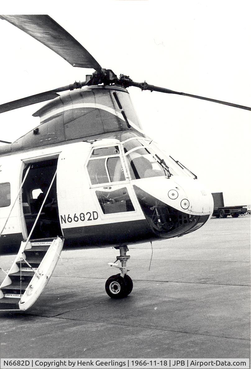 N6682D, 1964 Boeing Vertol 107-II C/N 101, New York Airways. Departure from Heli pad on top of Pa Am Building , NYC, 1966