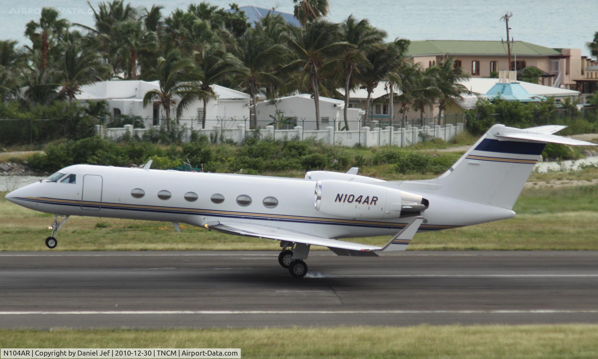 N104AR, 1998 Gulfstream Aerospace G-IV C/N 1346, N104AR landing at TNCM