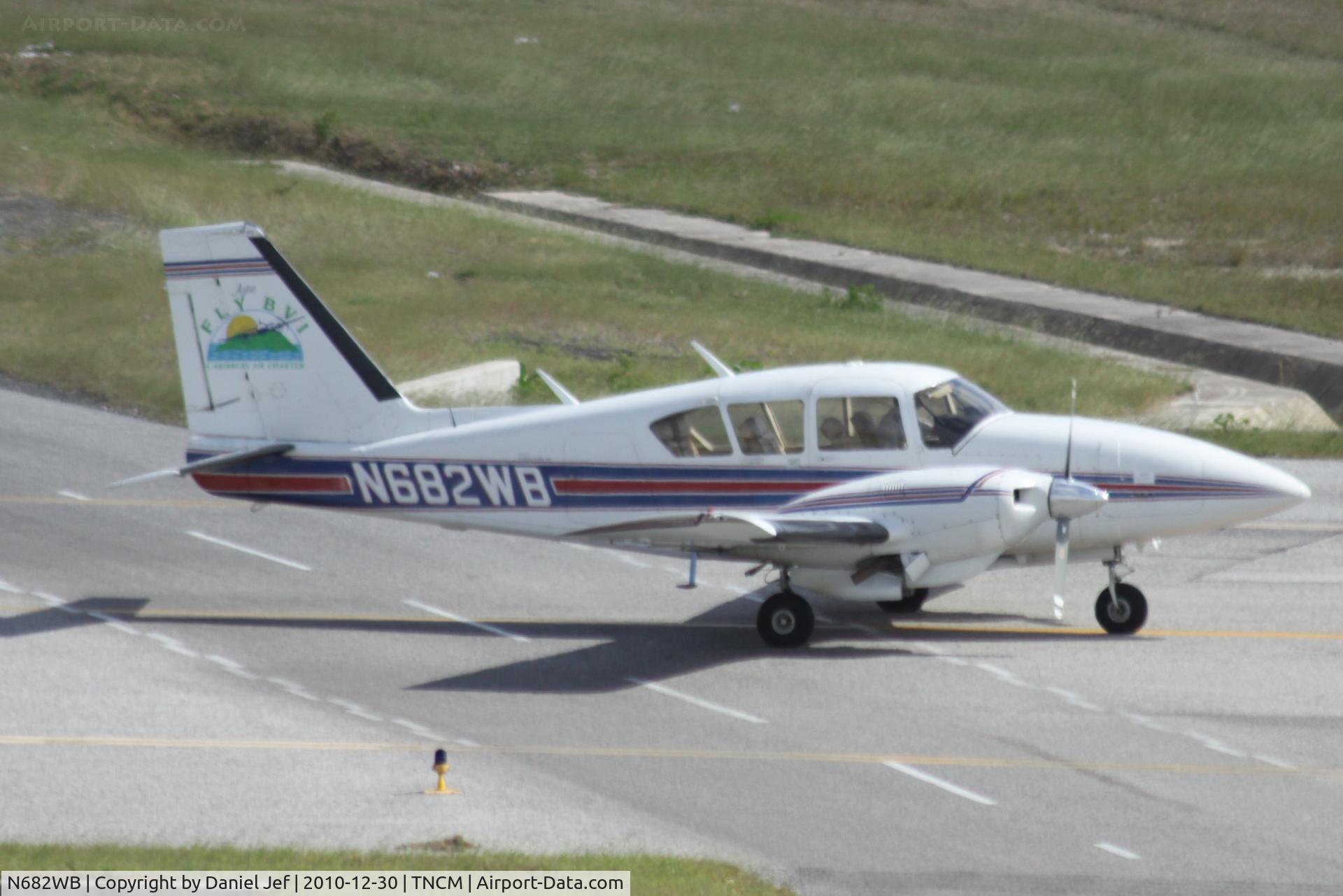 N682WB, 1975 Piper PA-23-250 C/N 27-7554131, N682WB taxing for take off at TNCM