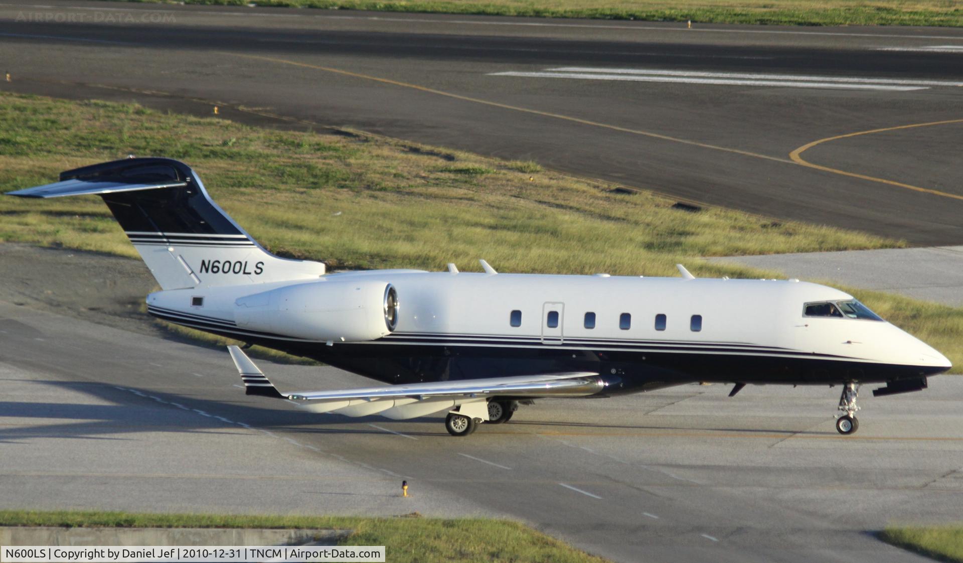 N600LS, Bombardier Challenger 300 (BD-100-1A10) C/N 20134, N600LS taxing for take off at TNCM