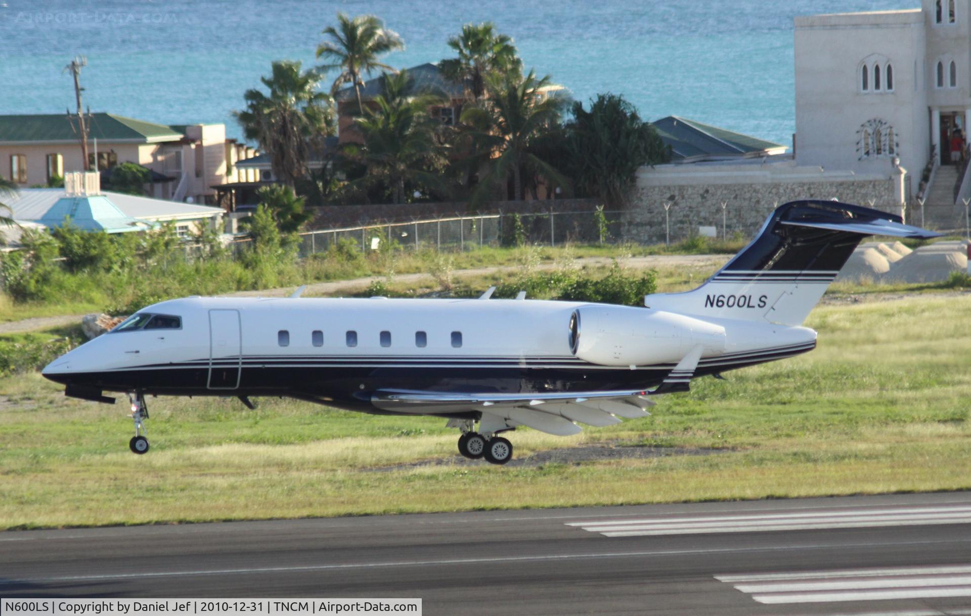 N600LS, Bombardier Challenger 300 (BD-100-1A10) C/N 20134, N600LS landing at TNCM