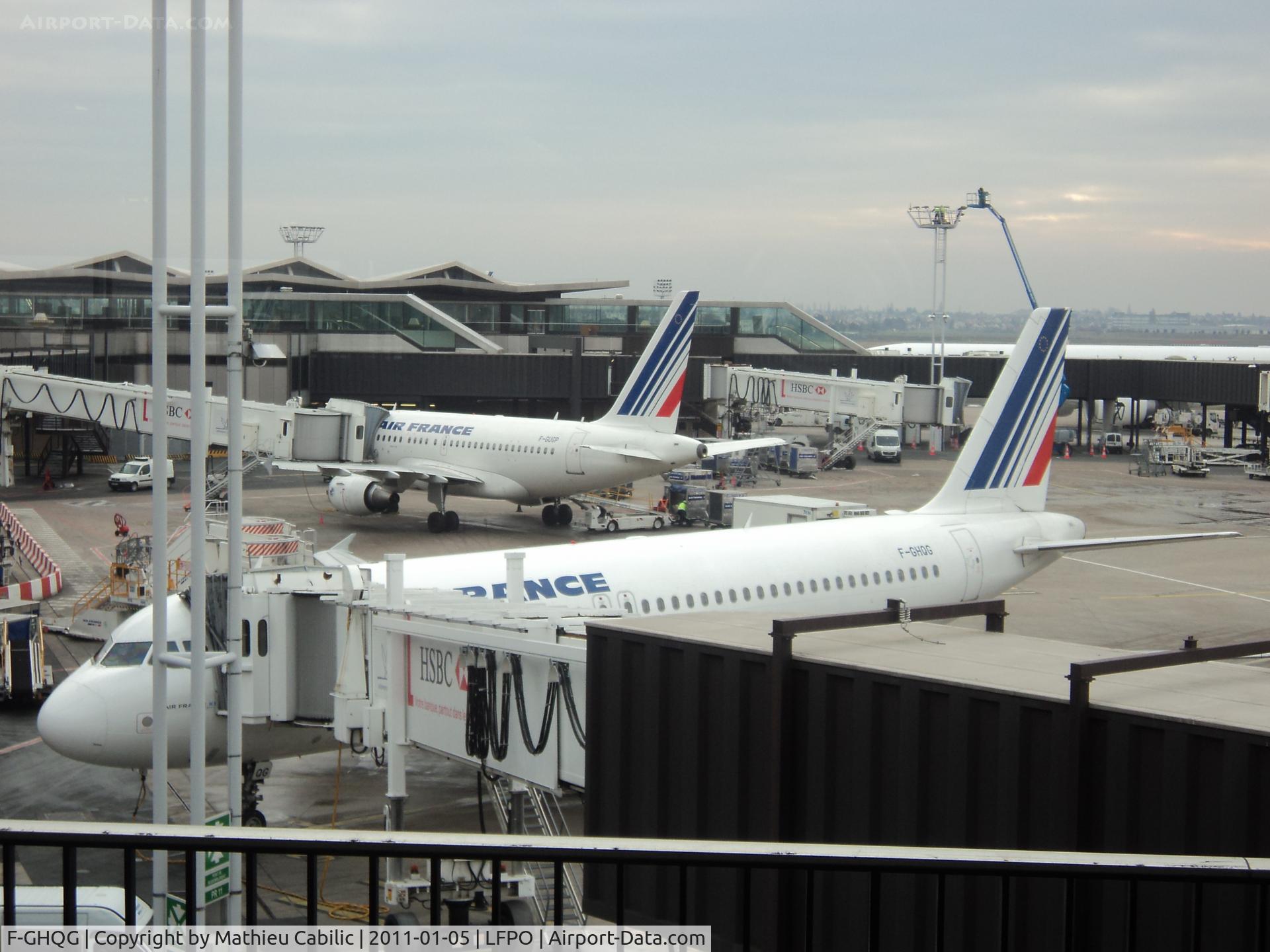 F-GHQG, 1991 Airbus A320-211 C/N 0155, Airbus A320-111, boarding of the passengers on Orly...