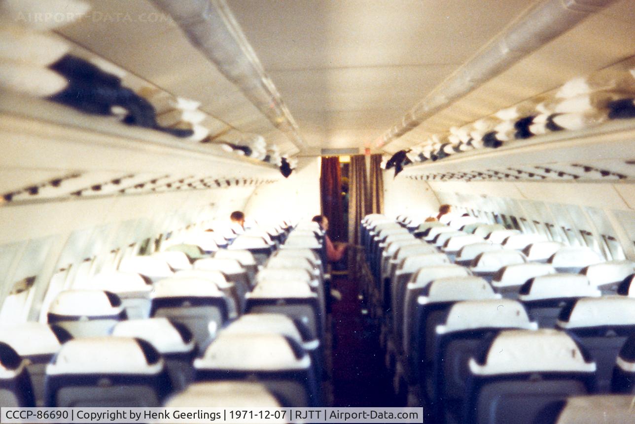 CCCP-86690, Ilyushin IL-62 C/N 11002, Cabin IL-62. Joint flight KLM / Aeroflot , Dec '71