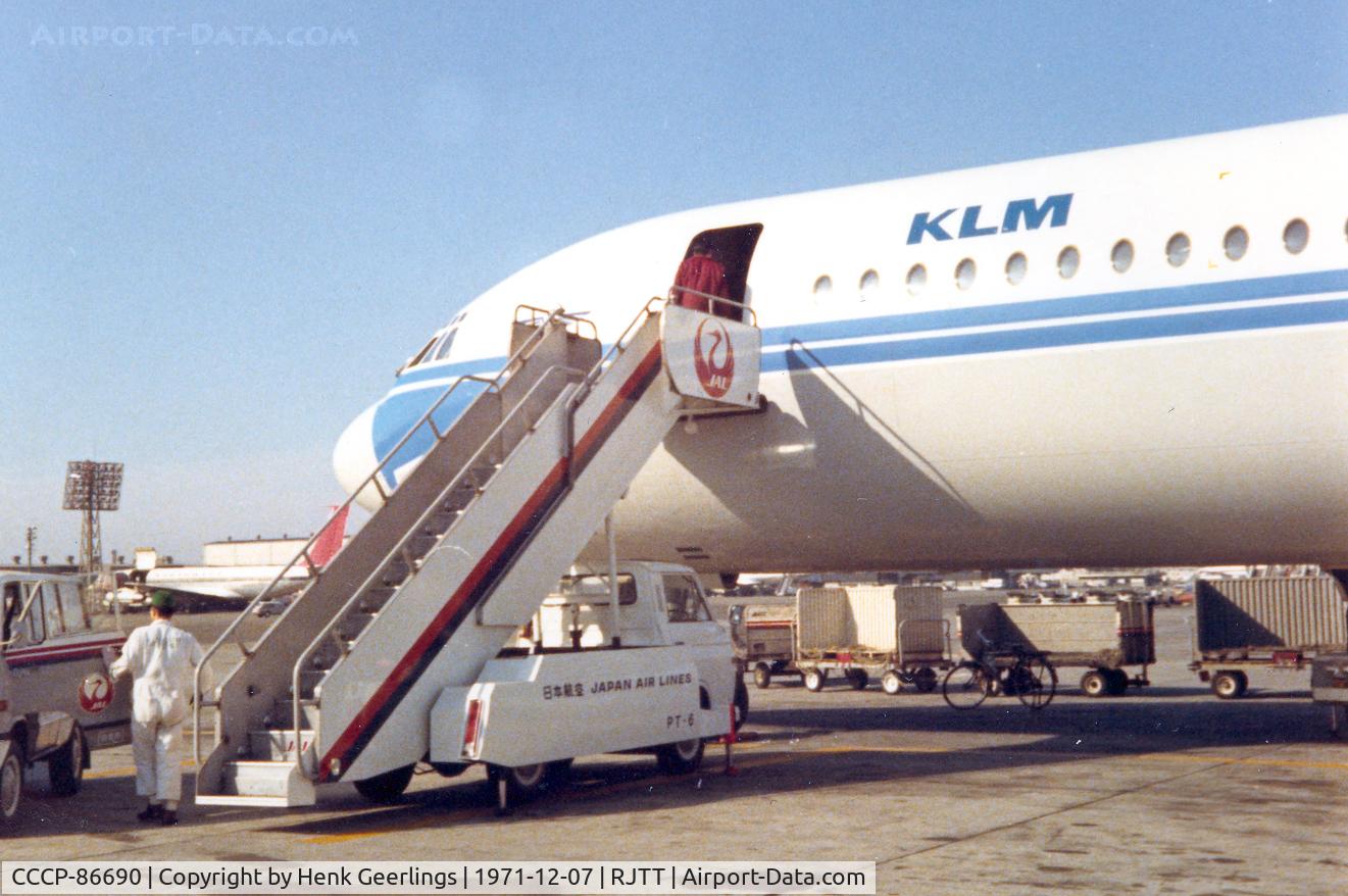 CCCP-86690, Ilyushin IL-62 C/N 11002, IL-62 , Aeroflot. Just arrived from AMS , Dec '71