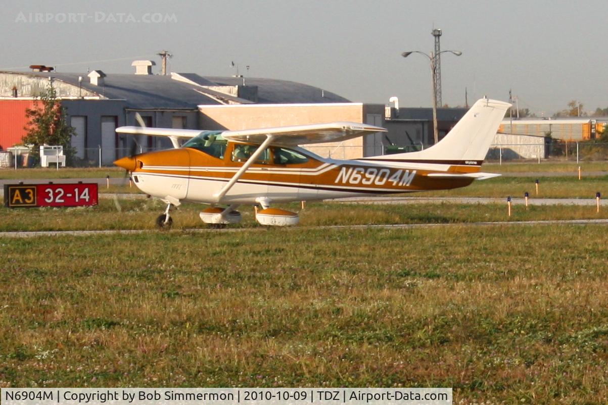 N6904M, 1975 Cessna 182P Skylane C/N 18263887, Arriving at the EAA breakfast fly-in at Toledo, Ohio