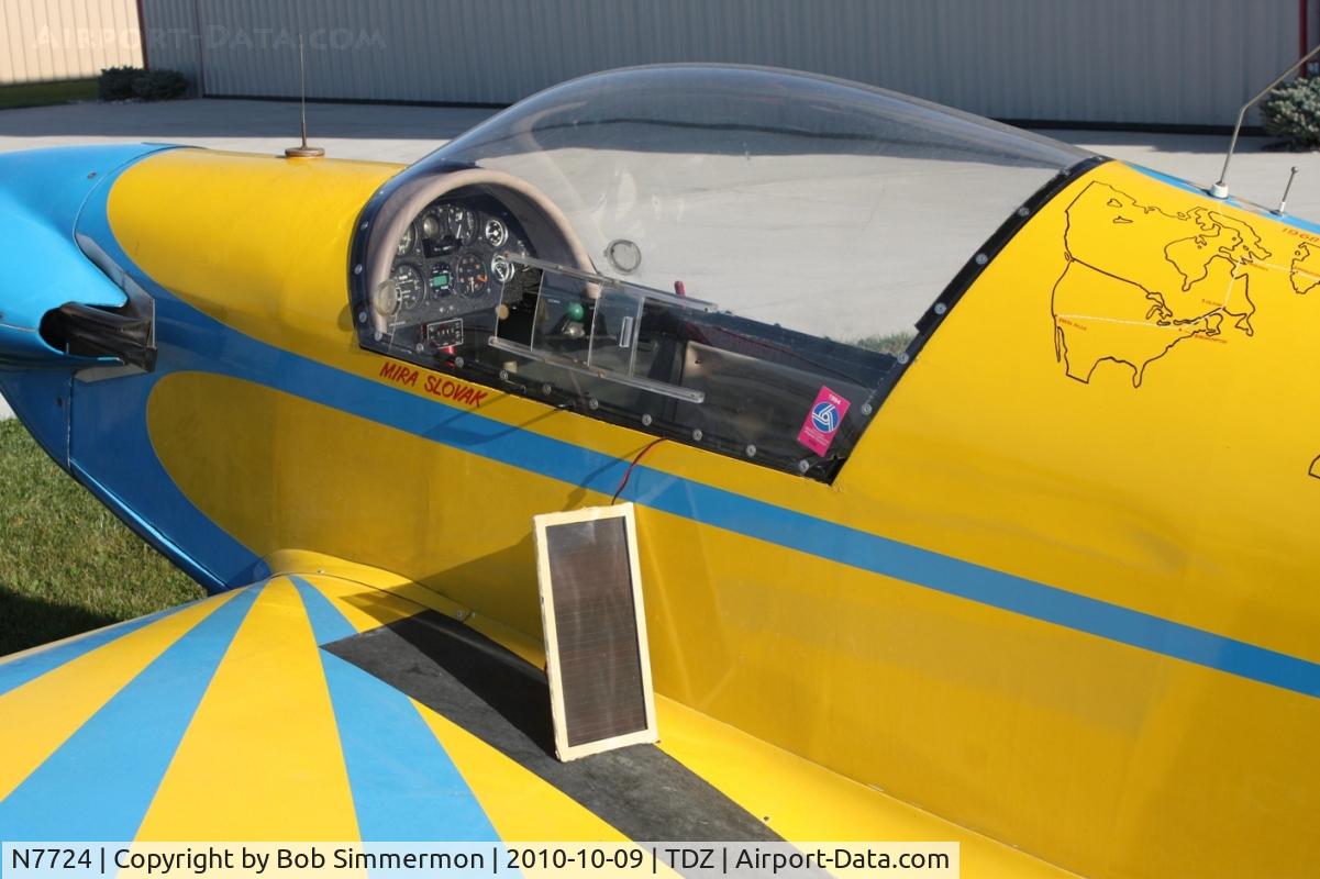 N7724, 1968 Sportavia-Putzer Fournier RF-4D C/N 4114, Using a solar device to charge the battery at the EAA breakfast fly-in at Toledo, Ohio