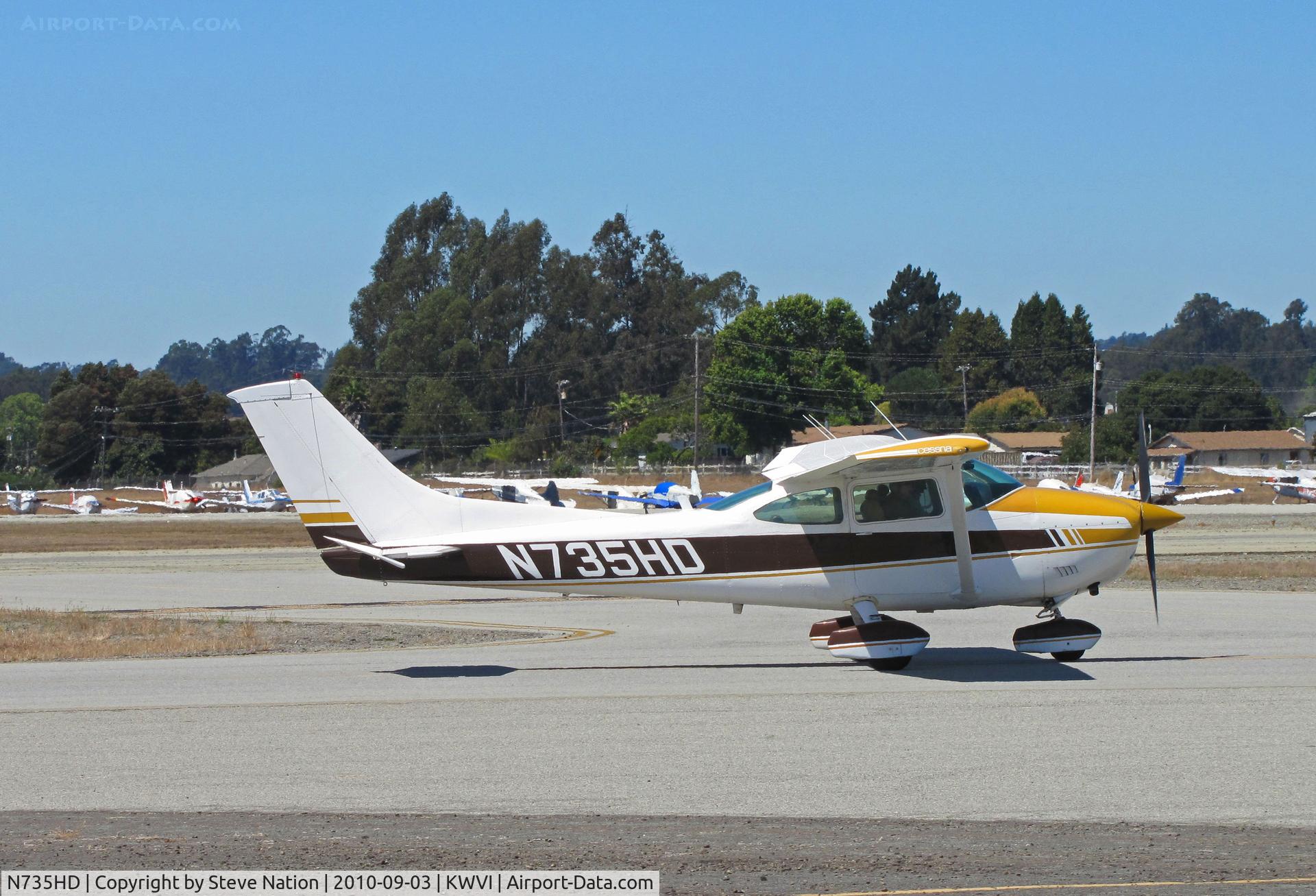 N735HD, 1977 Cessna 182Q Skylane C/N 18265429, 1977 Cessna 182Q taxiing at 2010 Watsonville Fly-In