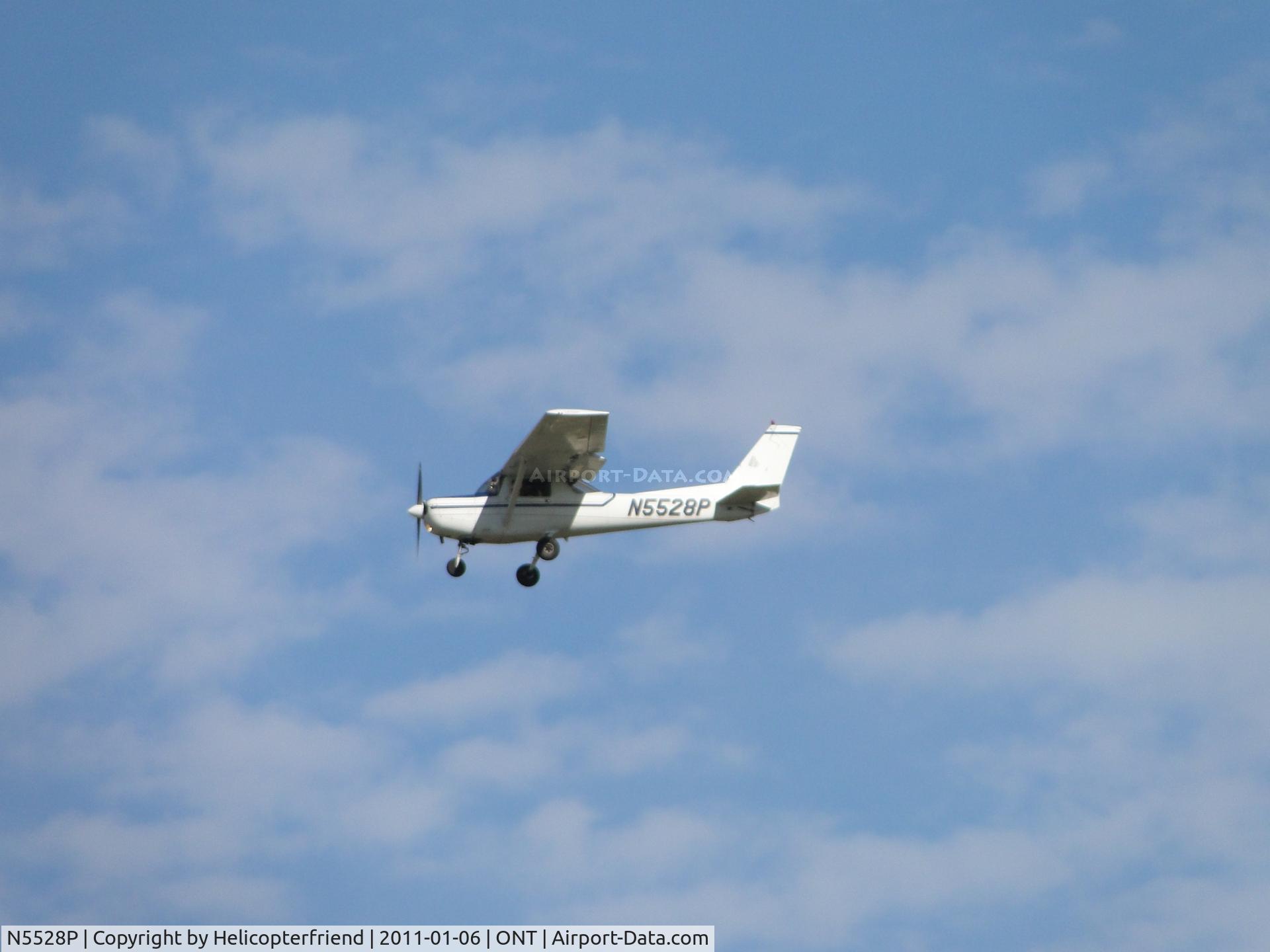 N5528P, 1981 Cessna 152 C/N 15284968, On final to runway 26 ahead of a Southwest 737