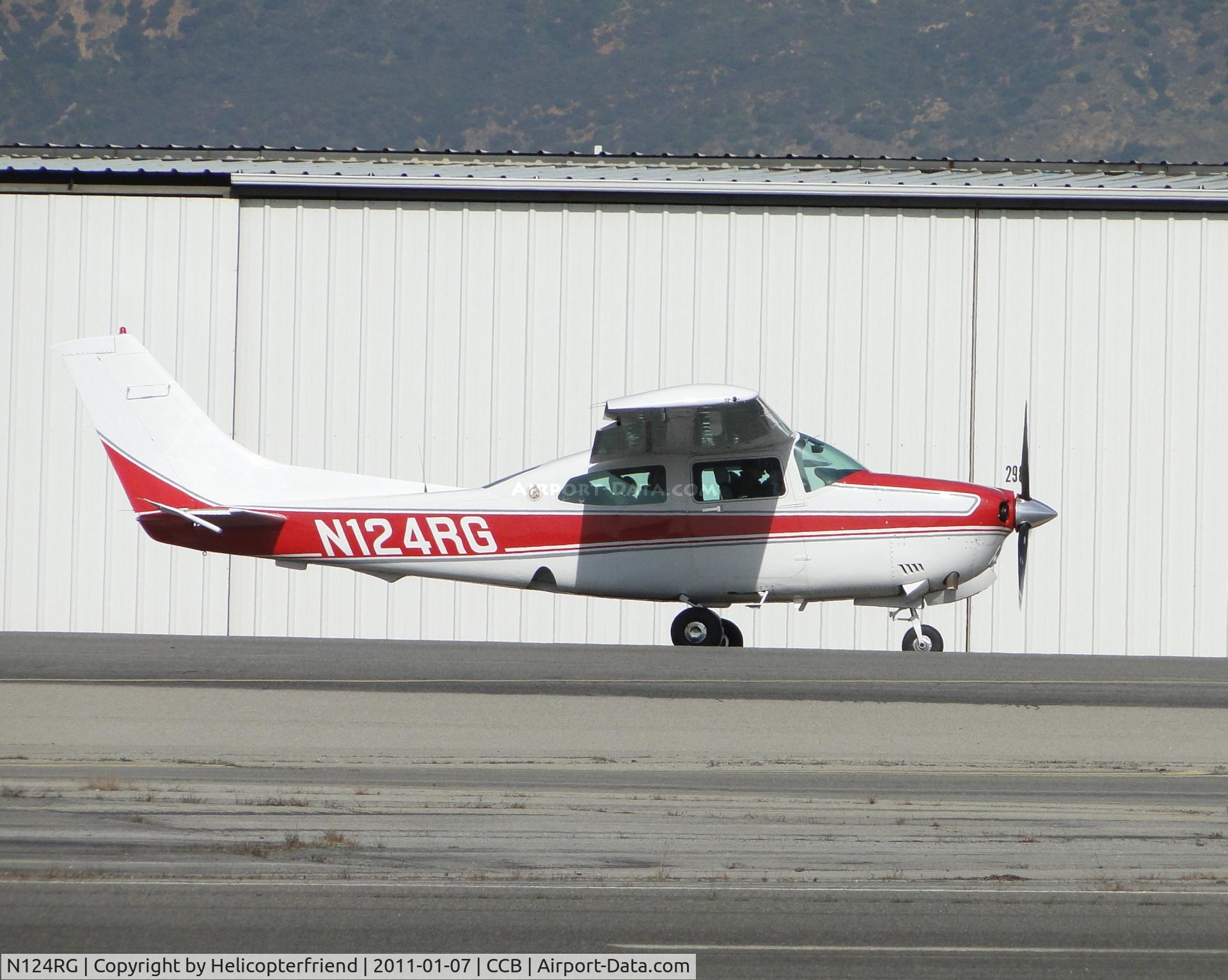 N124RG, 1981 Cessna T210N Turbo Centurion C/N 21064631, Taxiing to runway 24 for take off