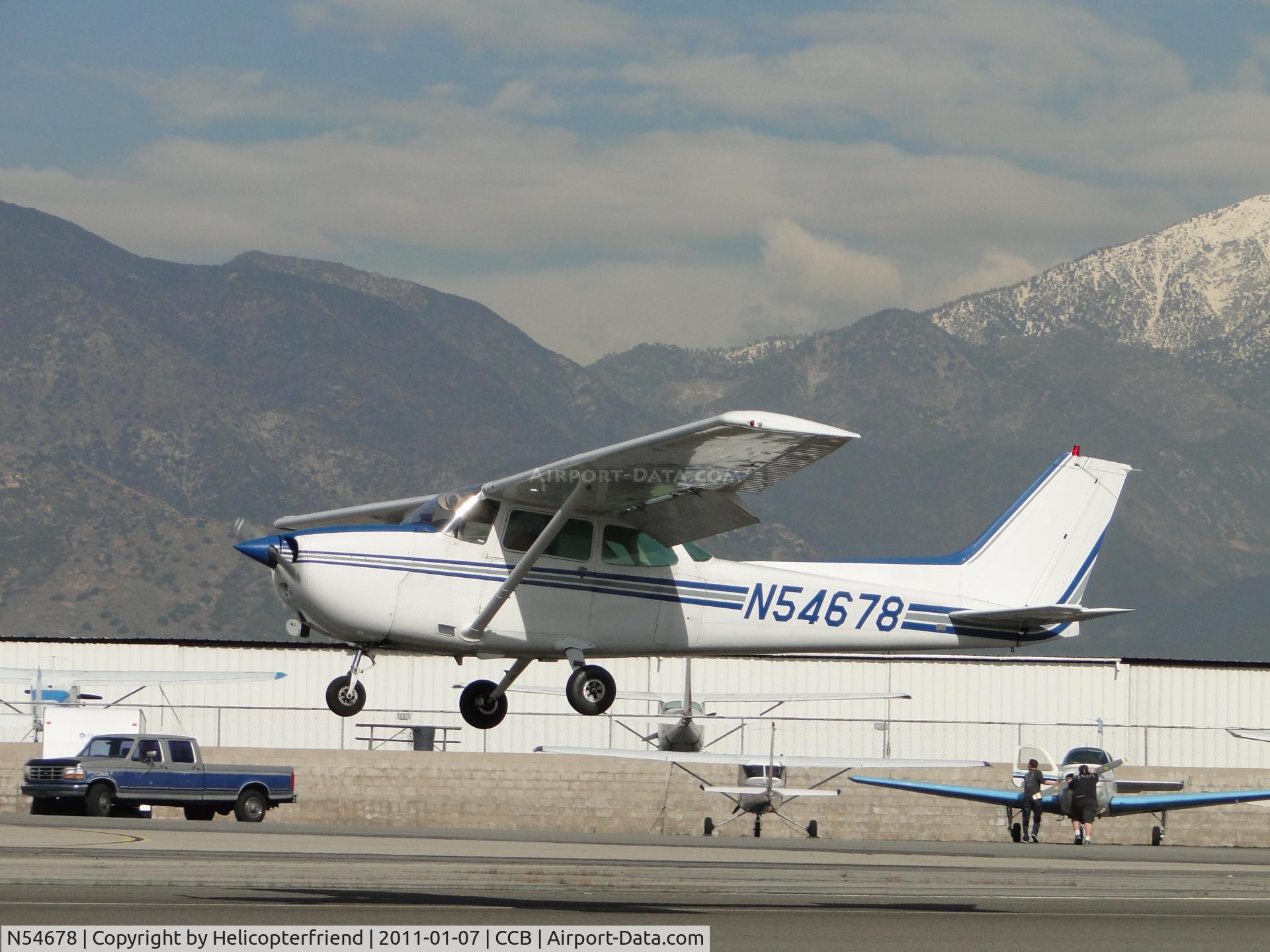 N54678, 1981 Cessna 172P C/N 17275034, Landing on runway 24