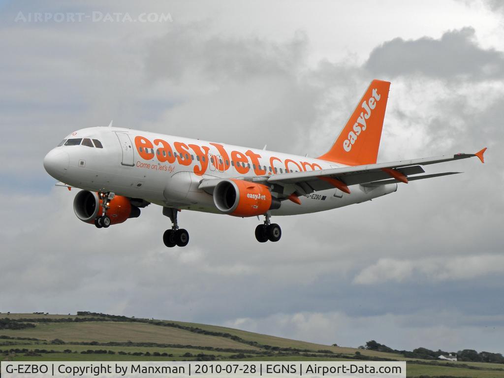 G-EZBO, 2007 Airbus A319-111 C/N 3082, On finals for Runway 26 with EZY635