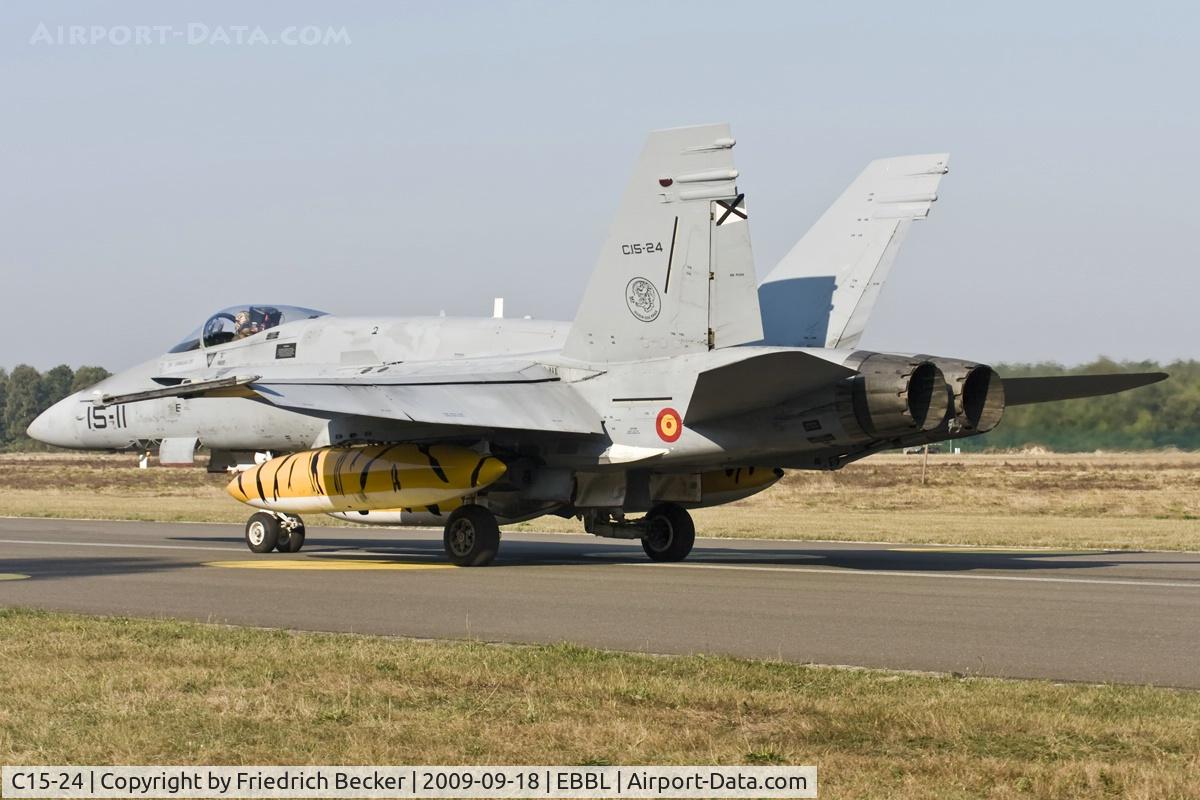 C15-24, McDonnell Douglas EF-18A Hornet C/N 0583/A490, taxying back the flightline