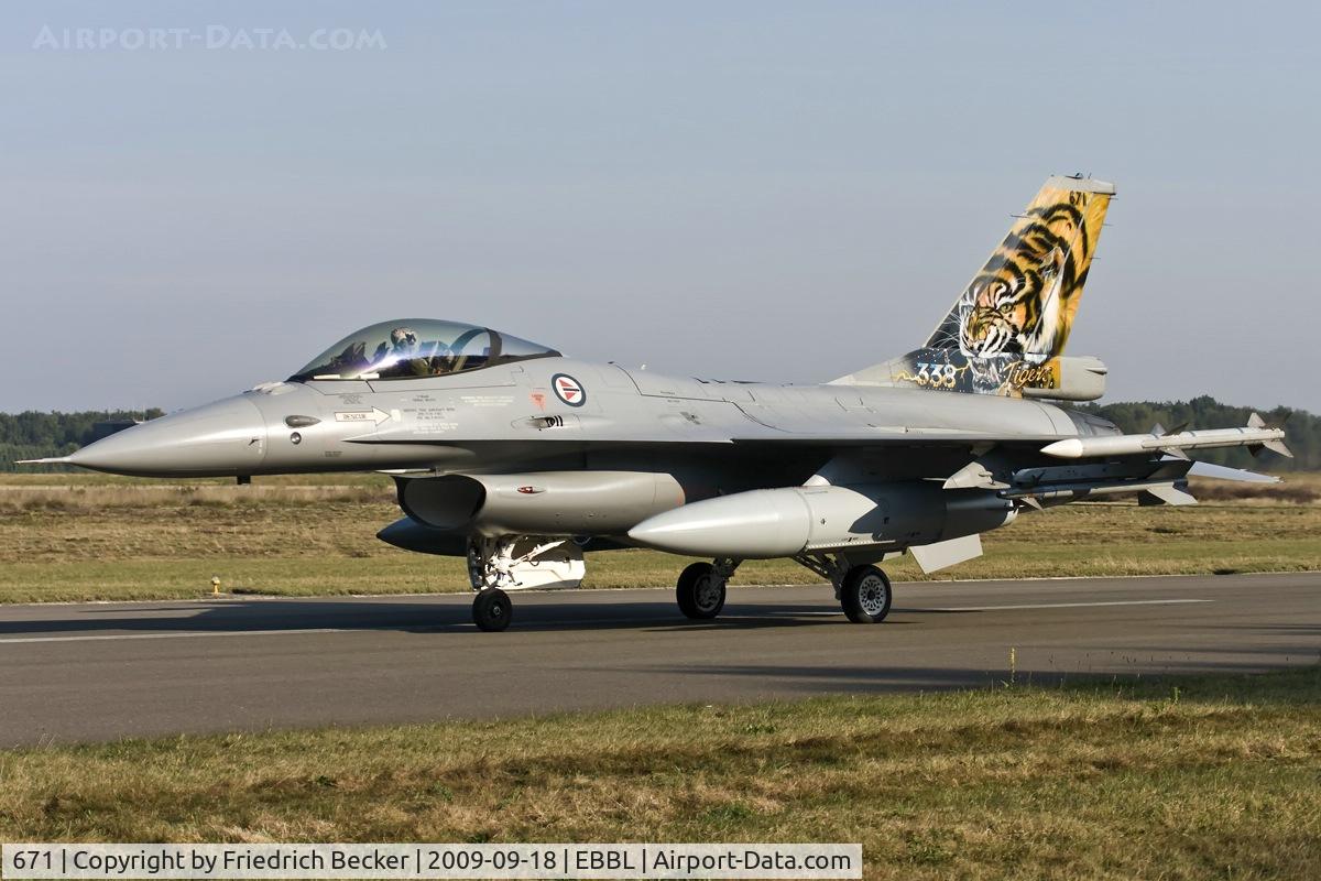 671, Fokker F-16AM Fighting Falcon C/N 6K-43, taxying to the active