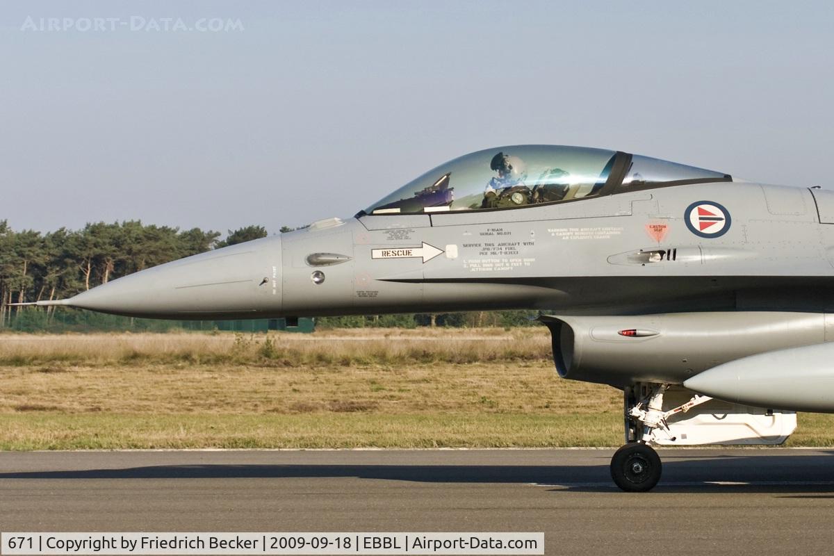 671, Fokker F-16AM Fighting Falcon C/N 6K-43, taxying to the active