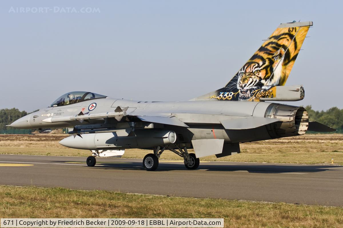 671, Fokker F-16AM Fighting Falcon C/N 6K-43, taxying to the active