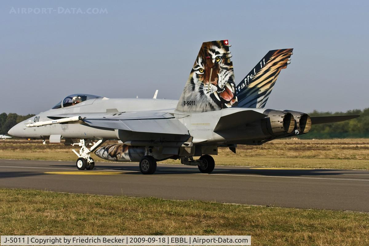 J-5011, McDonnell Douglas F/A-18C Hornet C/N 1351, taxying to the active