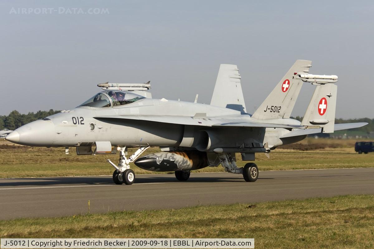 J-5012, McDonnell Douglas F/A-18C Hornet C/N 1352/SFC012, taxying to the active