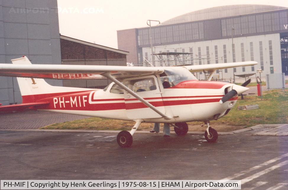 PH-MIF, Reims F172M Skyhawk C/N 1124, Sail Amsterdam 700. Sightseeing Flt, Aug '75