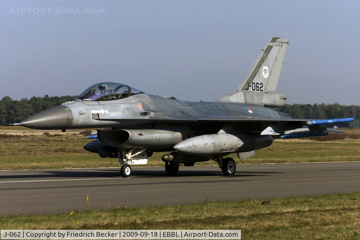 J-062, Fokker F-16AM Fighting Falcon C/N 6D-145, taxying to the active