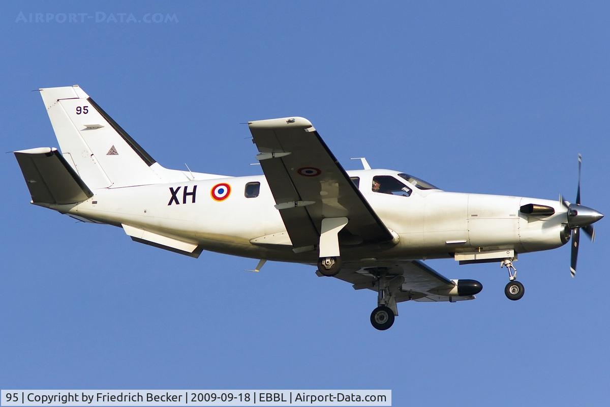95, Socata TBM-700A C/N 95, on final