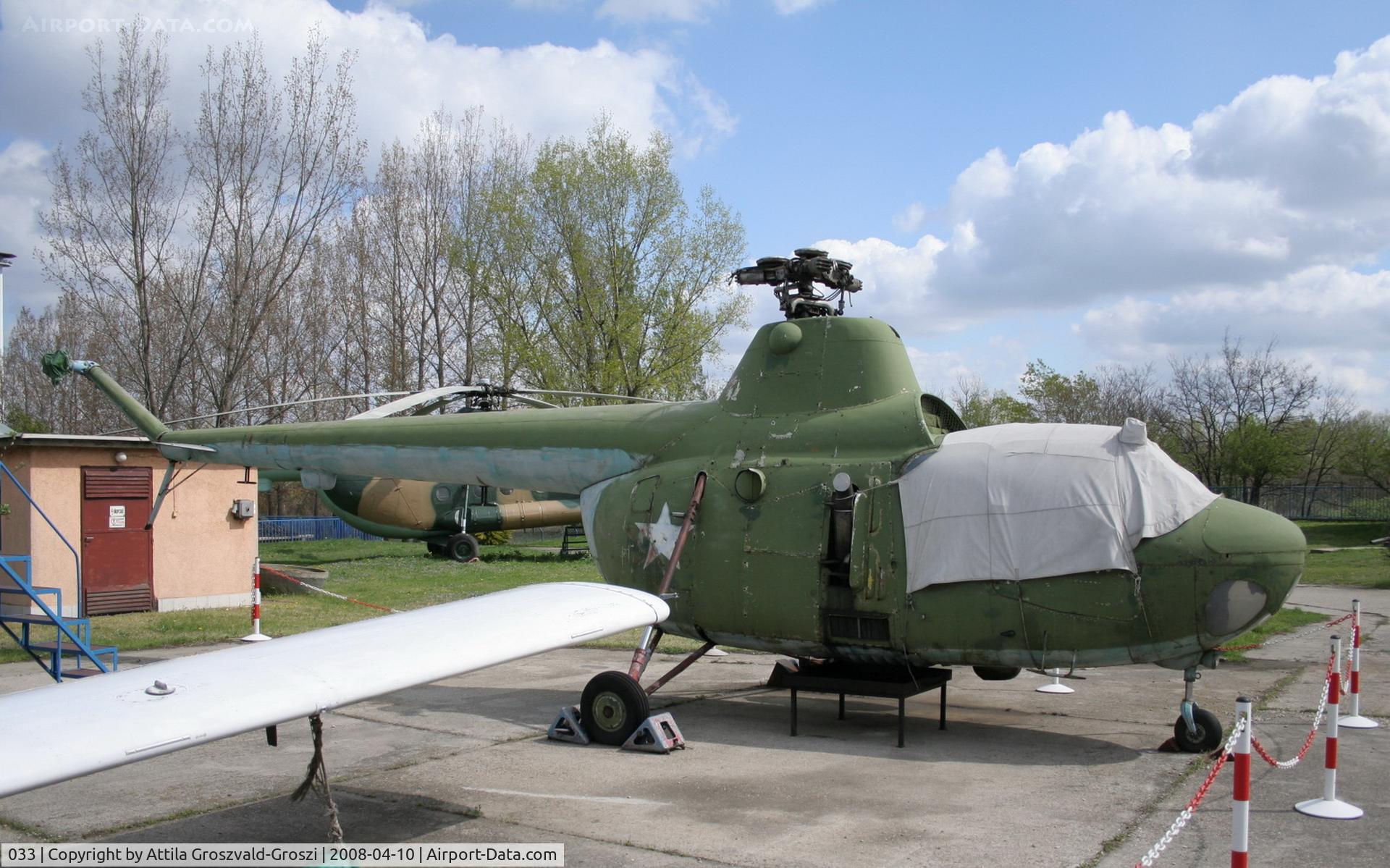 033, 1964 Mil Mi-1M C/N 401033, Csepel, Lajos Kossuth Grammar school apprentice workshop's yard - Hungary