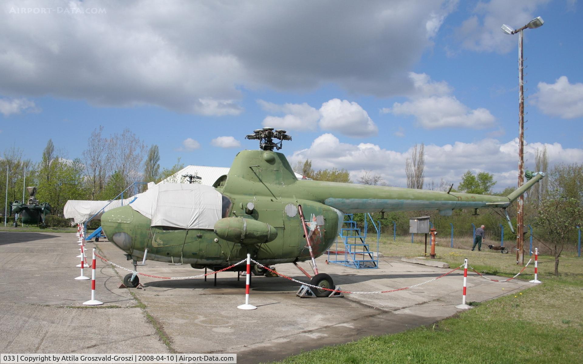 033, 1964 Mil Mi-1M C/N 401033, Csepel, Lajos Kossuth Grammar school apprentice workshop's yard - Hungary