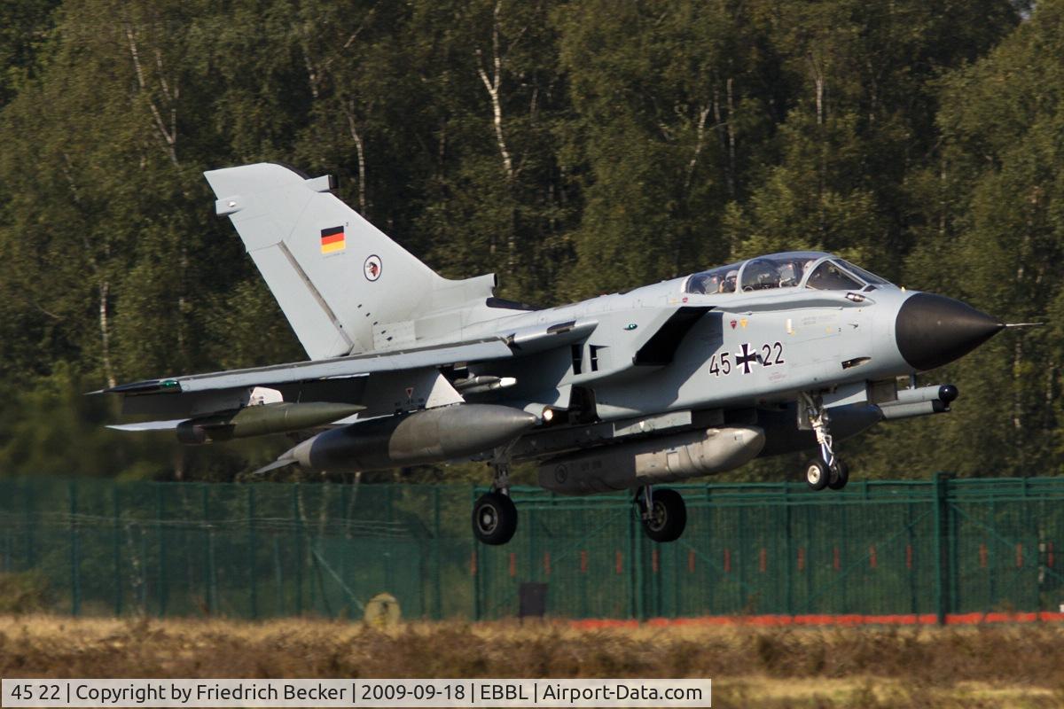 45 22, Panavia Tornado IDS C/N 558/GS170/4222, moments prior touchdown