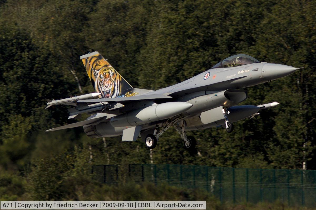 671, Fokker F-16AM Fighting Falcon C/N 6K-43, moments prior touchdown