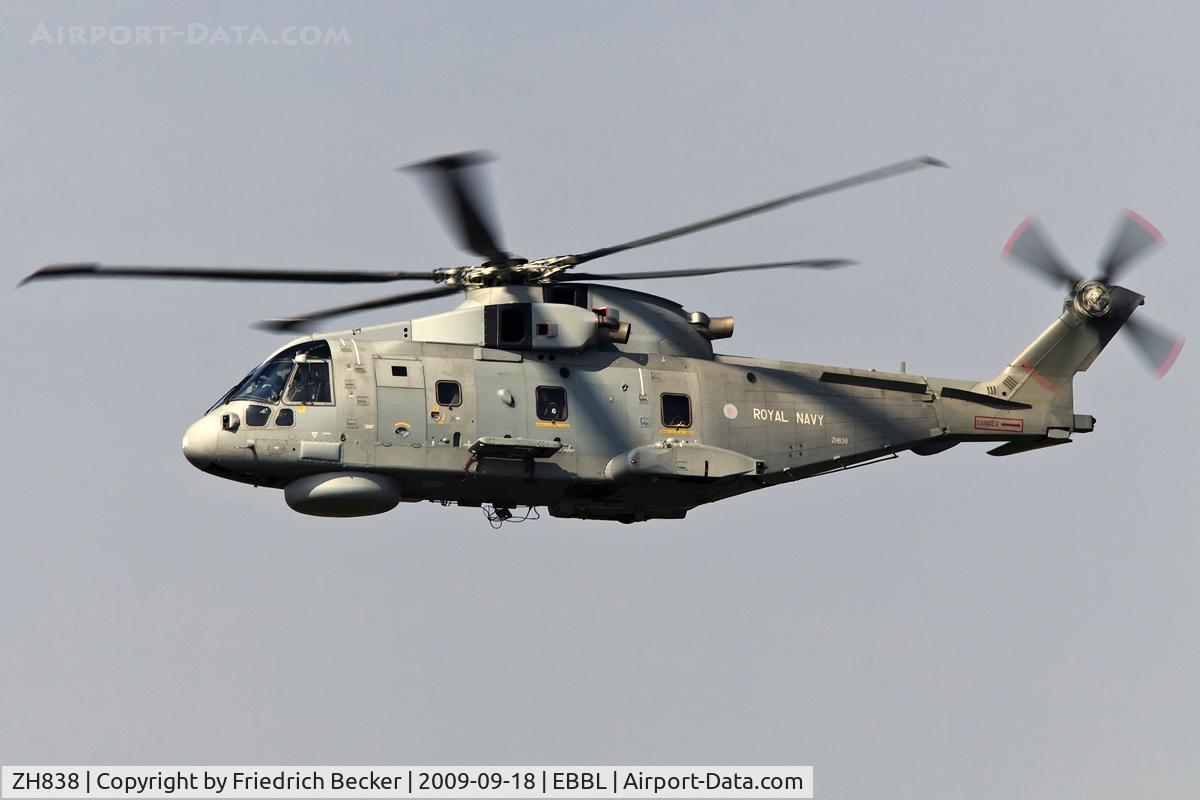 ZH838, 1999 AgustaWestland EH-101 Merlin HM1 (Mk111) C/N 50077/RN18, low approach