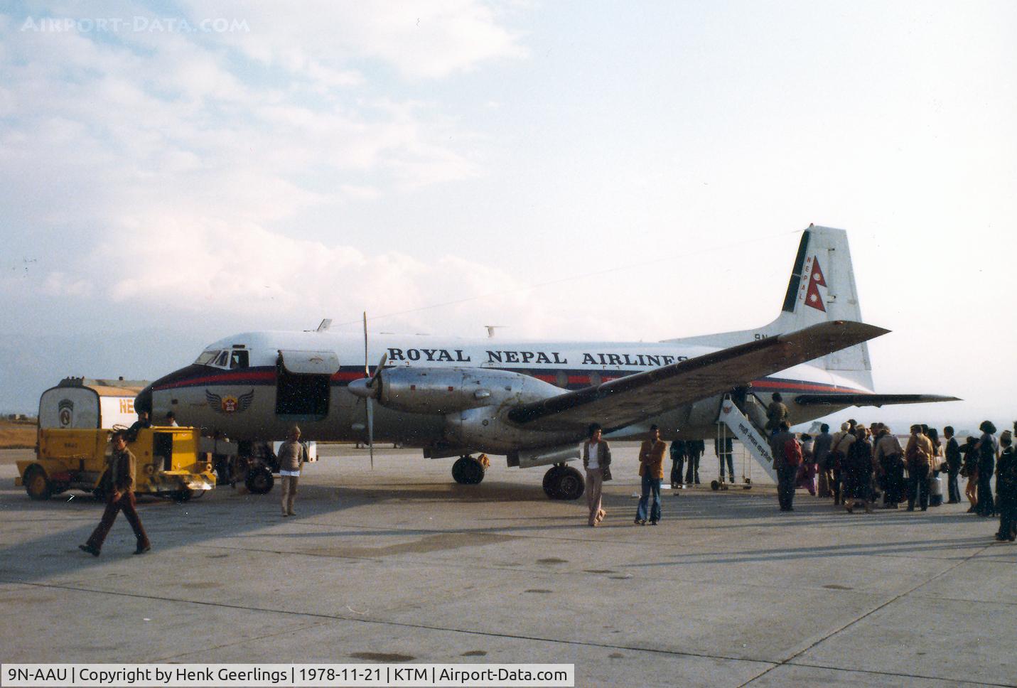 9N-AAU, 1969 Hawker Siddeley HS.748 Series 2A C/N 1671, Boarding for flight to Delhi , Nov 1978