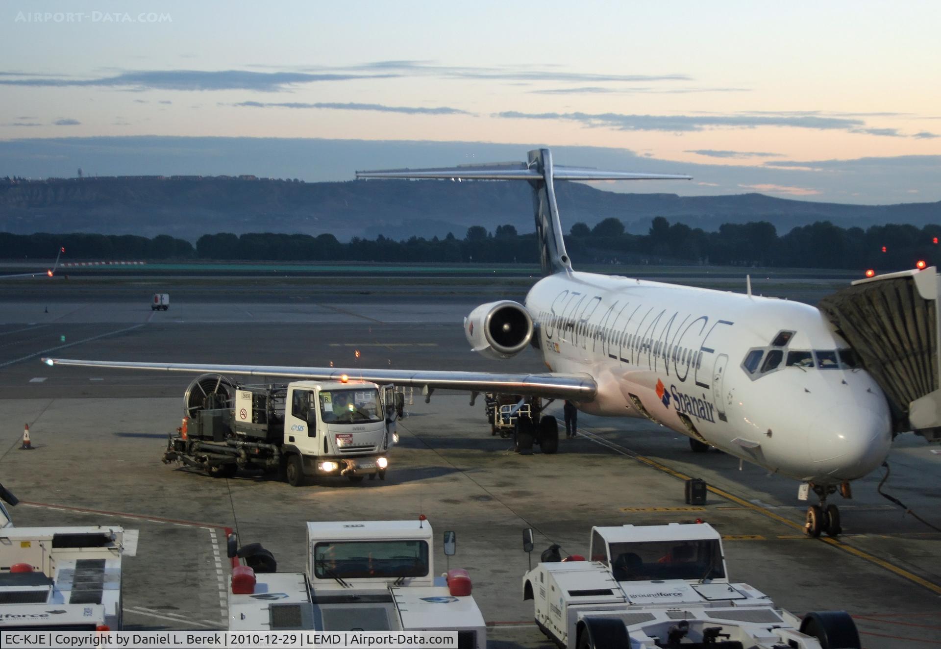 EC-KJE, 1989 McDonnell Douglas MD-87 (DC-9-87) C/N 49606, Like nearly all Spanair Mad Dogs, this bird is painted in a basic Star Alliance livery.  She is seen early in the morning at Madrid, preparing for another flight to Barcelona.