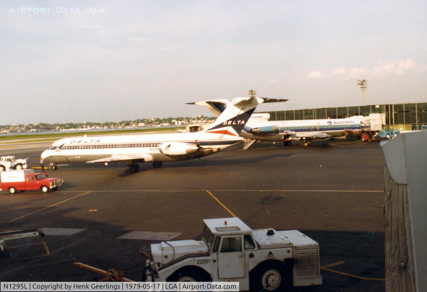 N1295L, 1971 Douglas DC-9-32 C/N 47525, Delta DC-9 at LGA