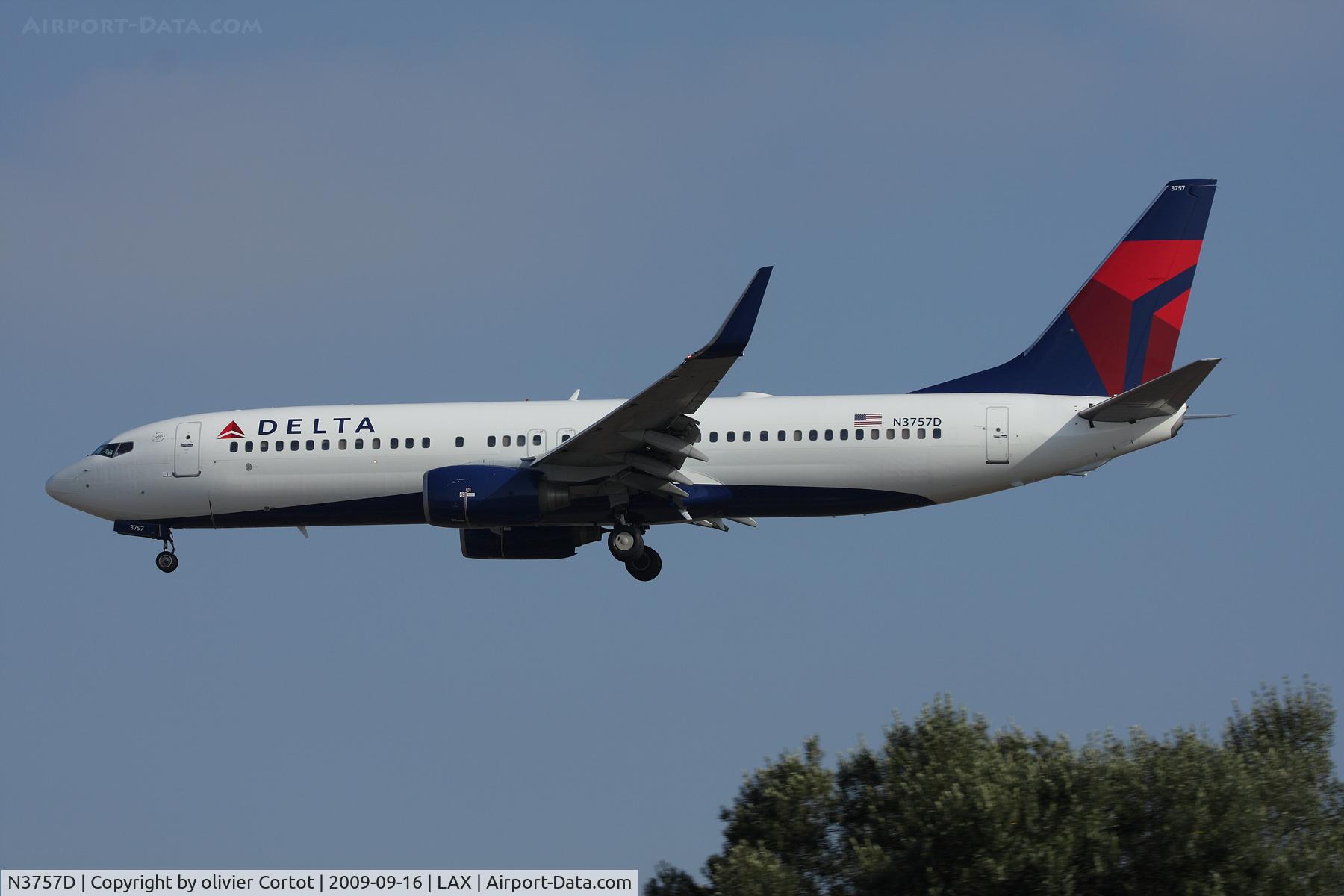 N3757D, 2001 Boeing 737-832 C/N 30813, landing at Los Angeles