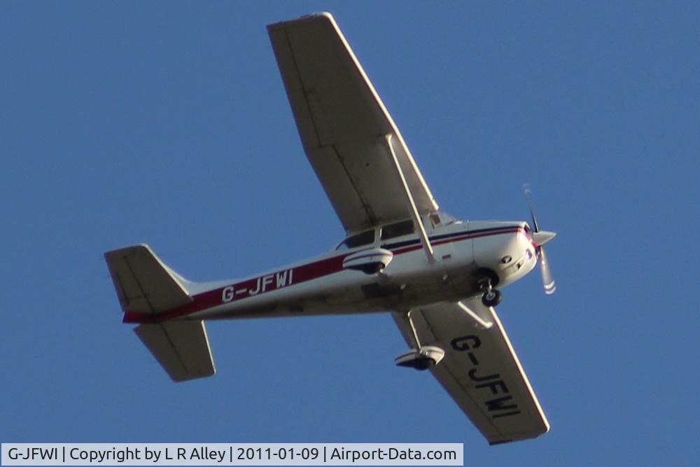 G-JFWI, 1977 Reims F172N Skyhawk C/N 1622, Flying overhead Appleton Thorn in Cheshire, England