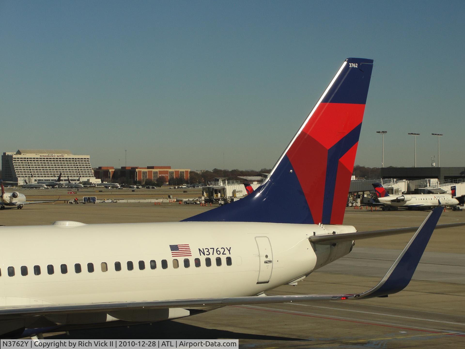 N3762Y, 2001 Boeing 737-832 C/N 30817, At the Gate in ATL