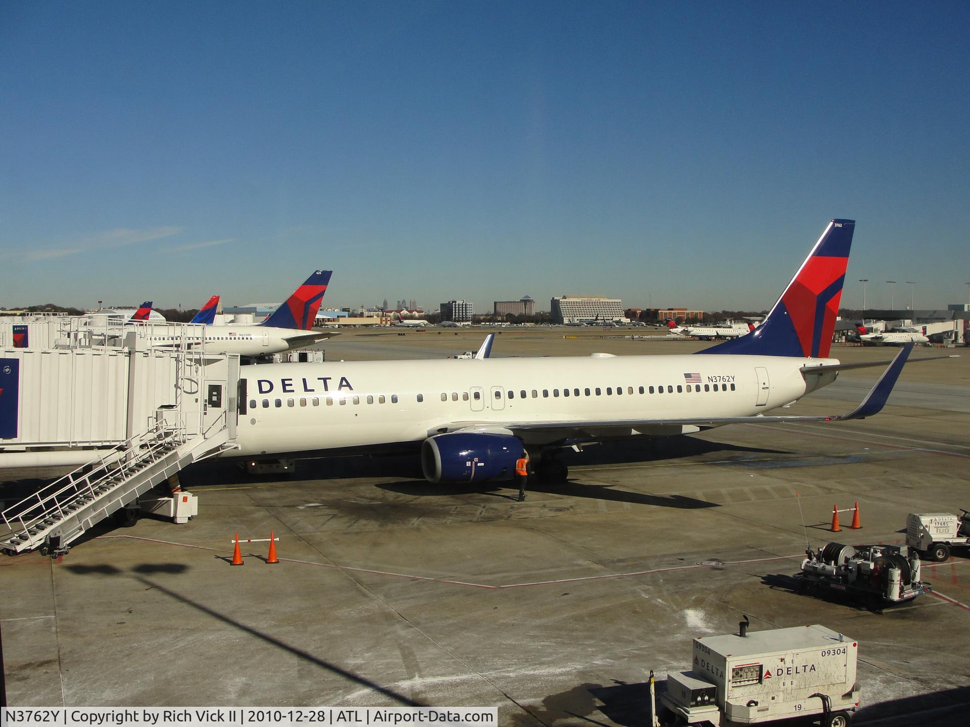 N3762Y, 2001 Boeing 737-832 C/N 30817, At the Gate in ATL