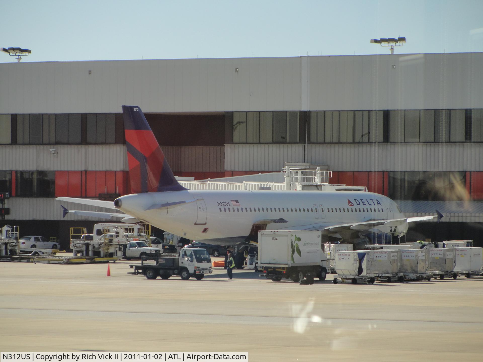 N312US, 1990 Airbus A320-211 C/N 152, At the Gate in ATL