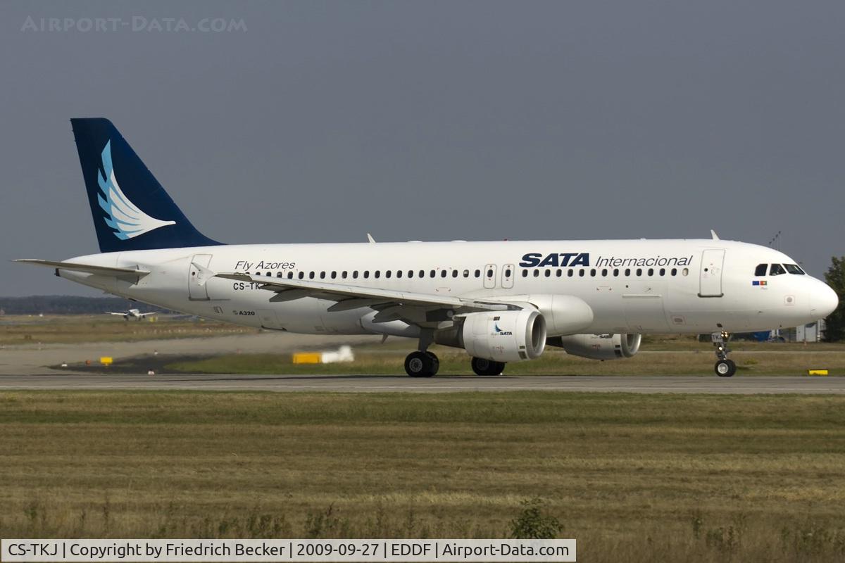 CS-TKJ, 1998 Airbus A320-212 C/N 795, departing via RW18W