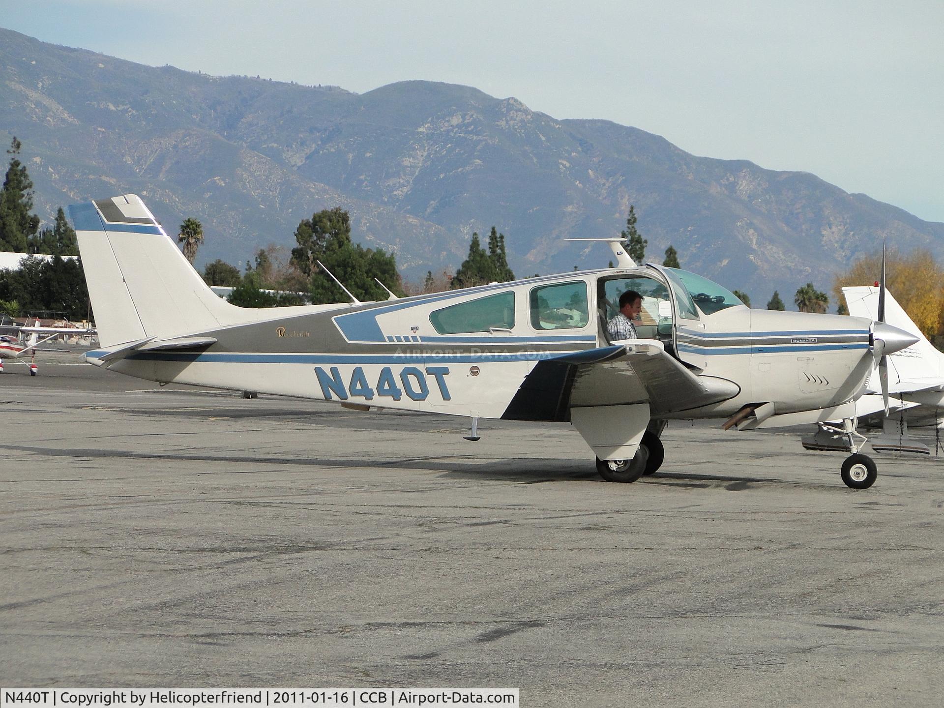 N440T, 1976 Beech F33A Bonanza C/N CE-681, Pilot on board waiting for passenger so they can depart