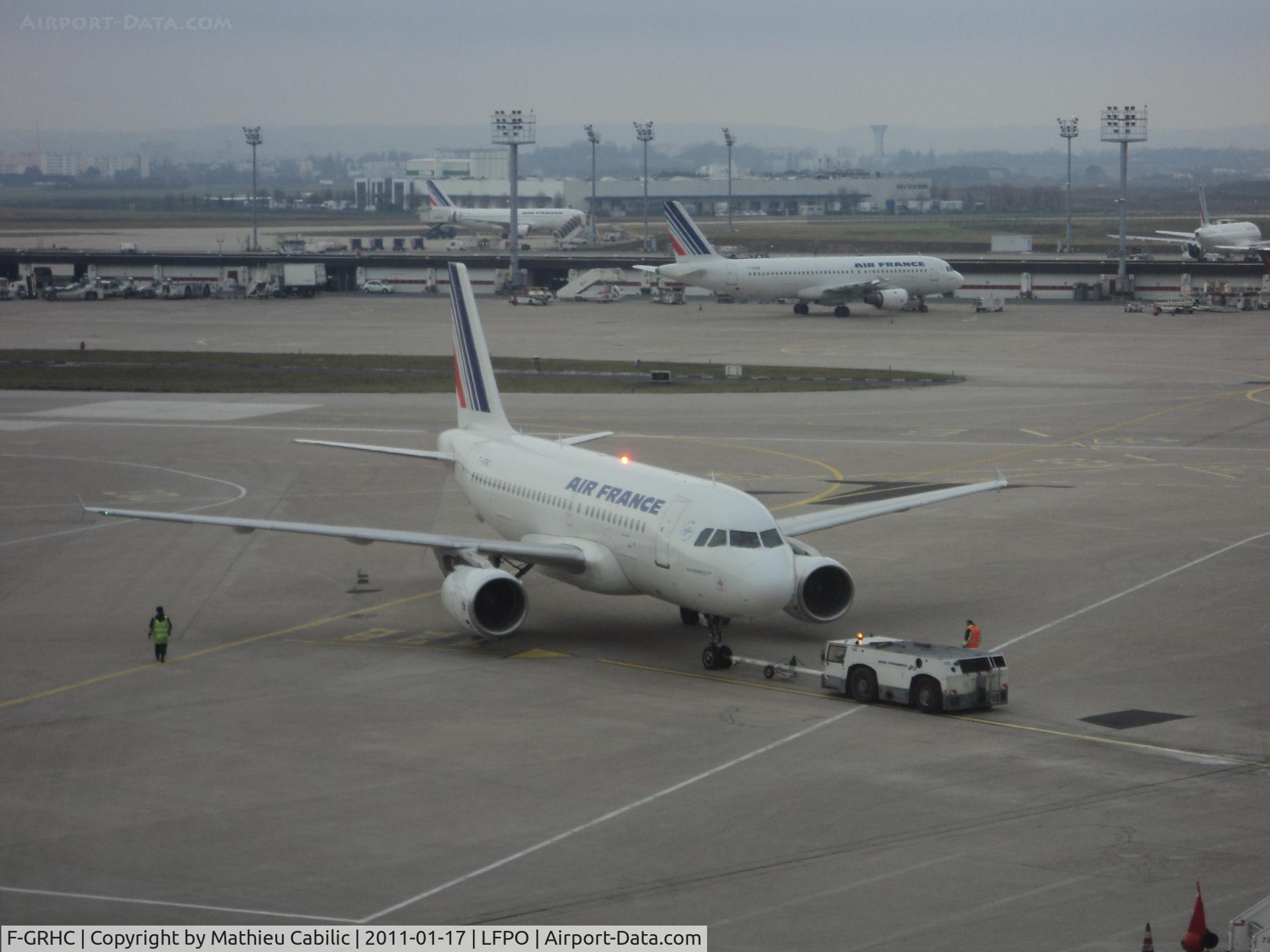 F-GRHC, 1999 Airbus A319-111 C/N 998, Airbus A319-111 push back..