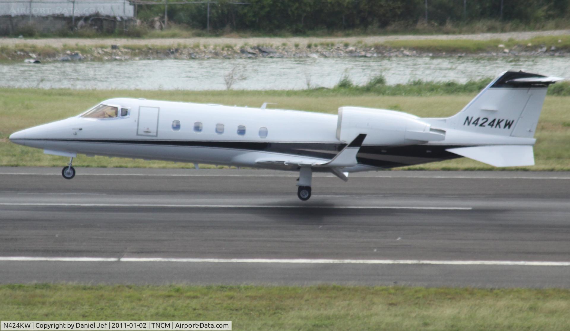 N424KW, 1999 Learjet Inc 60 C/N 153, N424KW landing at TNCM