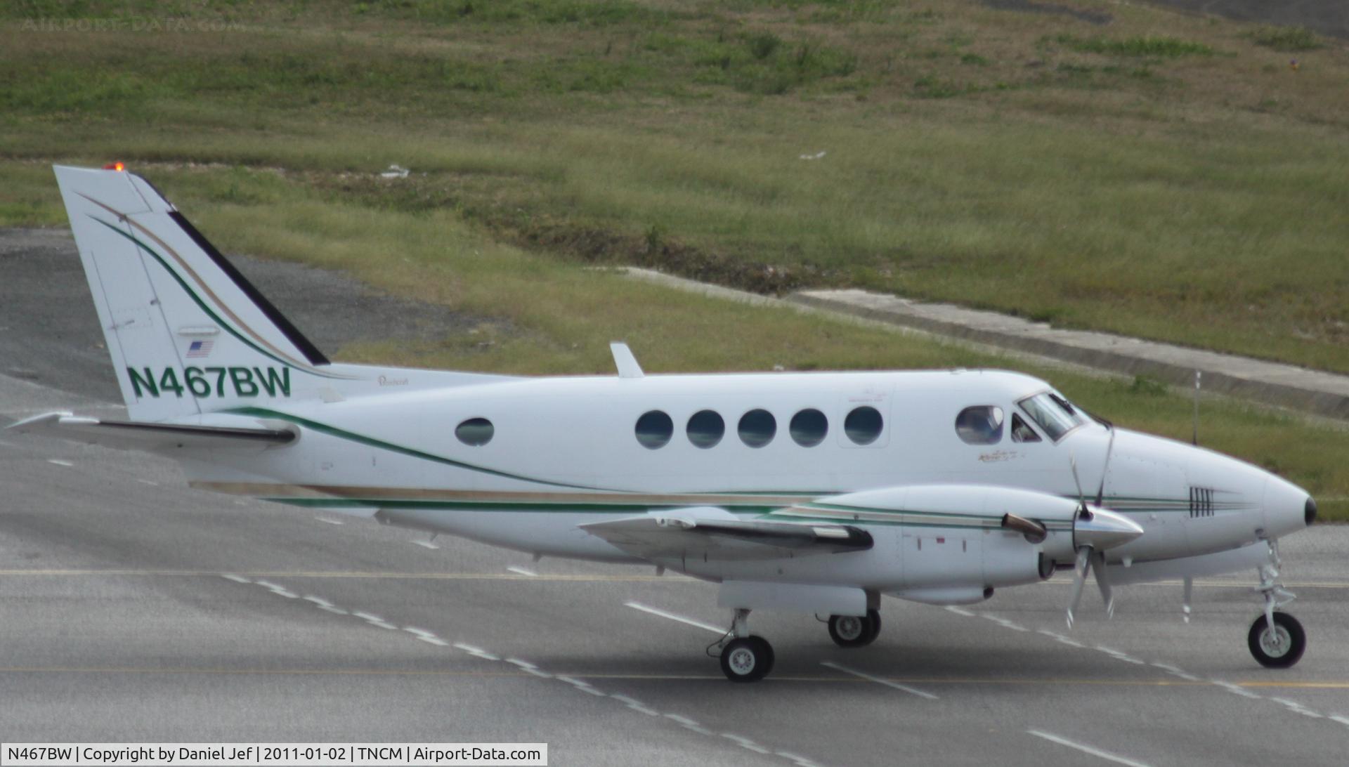 N467BW, 1972 Beech A100 King Air C/N B-130, N467BW taxing to depart TNCM