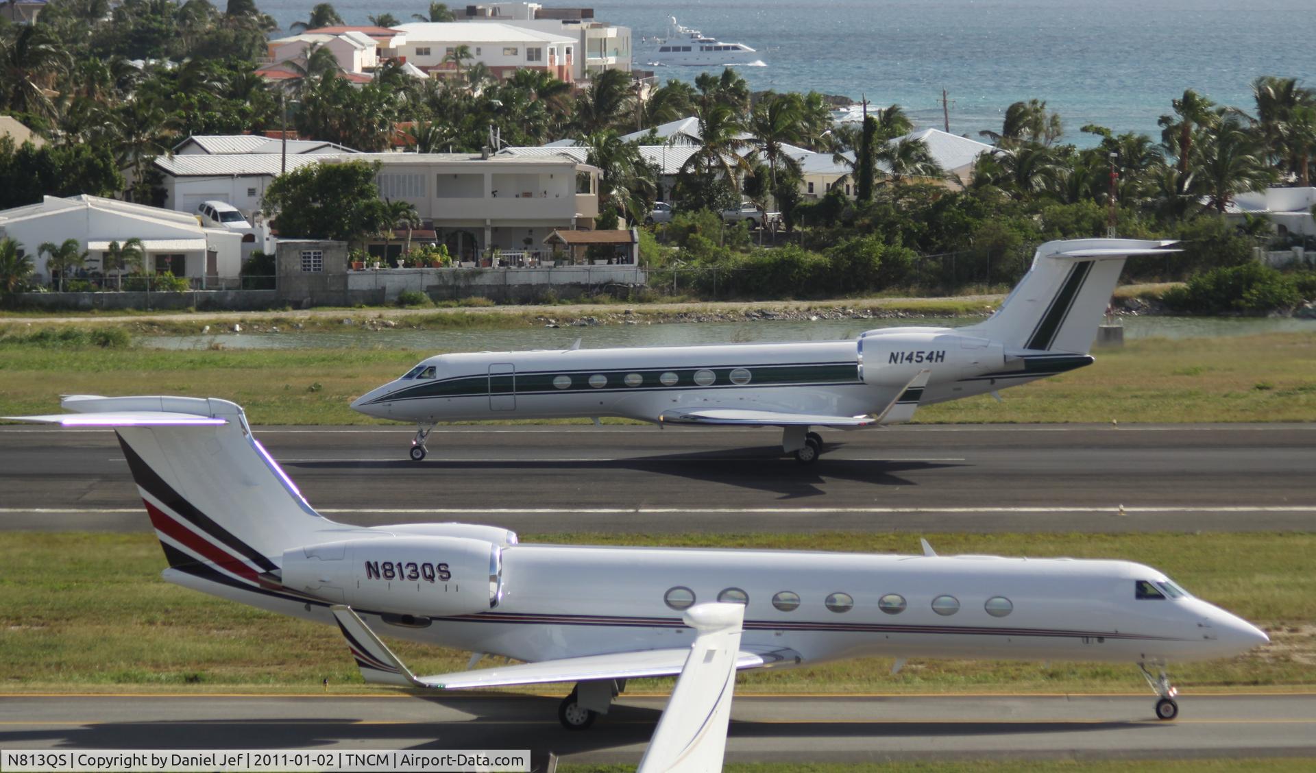 N813QS, 2007 Gulfstream Aerospace GV-SP C/N 5160, N813QS taxing for take off at TNCM