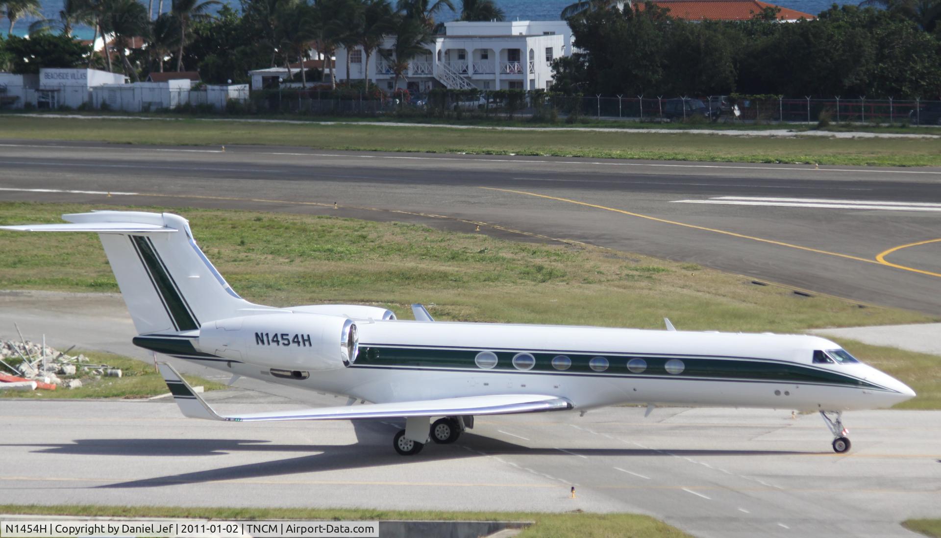 N1454H, 2000 Gulfstream Aerospace G-V C/N 619, N1454H taxing for take off at TNCM