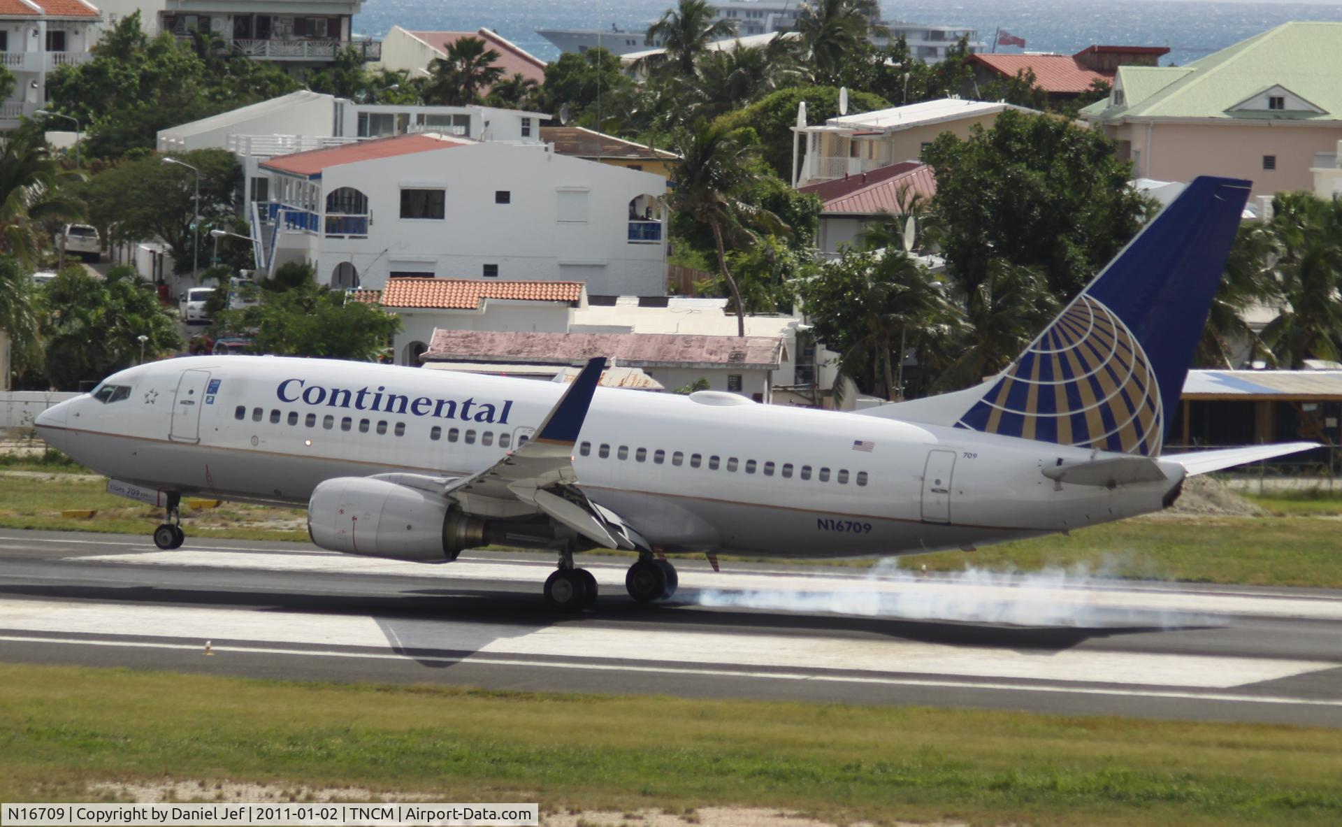 N16709, 1998 Boeing 737-724 C/N 28779, Continental N16709 landing at TNCM