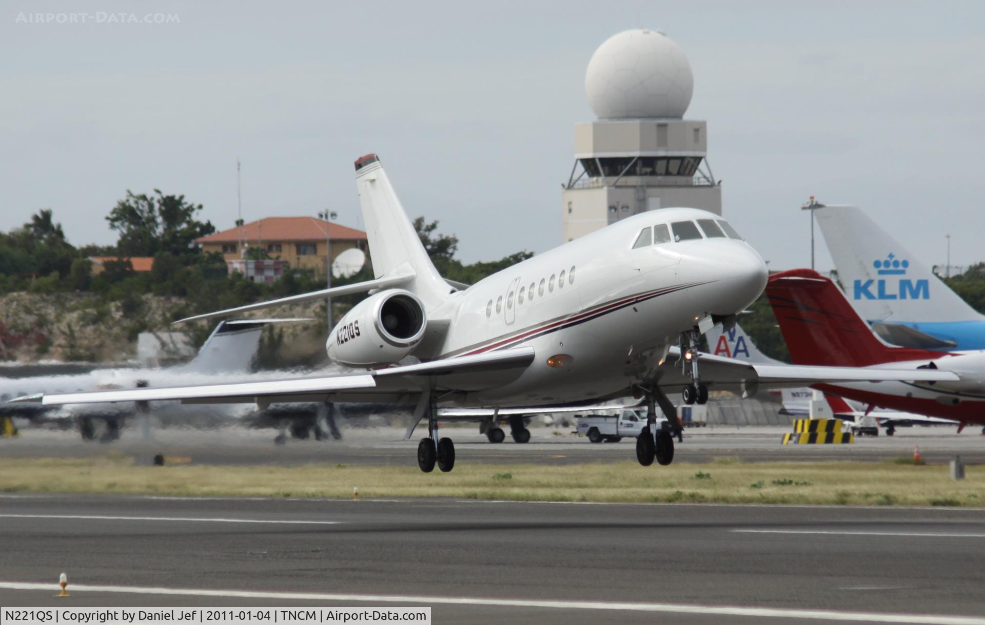 N221QS, 2004 Dassault Falcon 2000EX C/N 54, N221QS departing TNCM