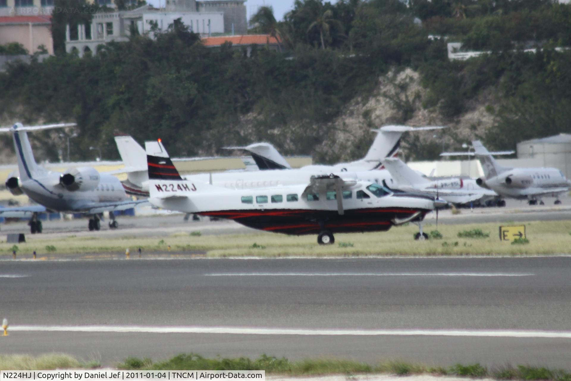 N224HJ, Cessna 208B C/N 208B2200, N224HJ taxing to parking at TNCM