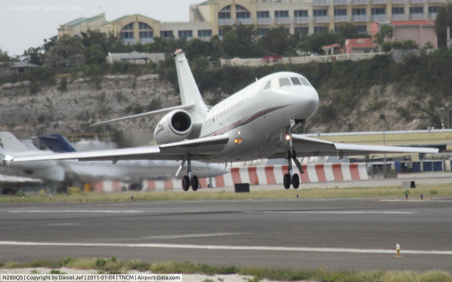 N280QS, 2002 Dassault Falcon 2000 C/N 181, N280QS departing TNCM