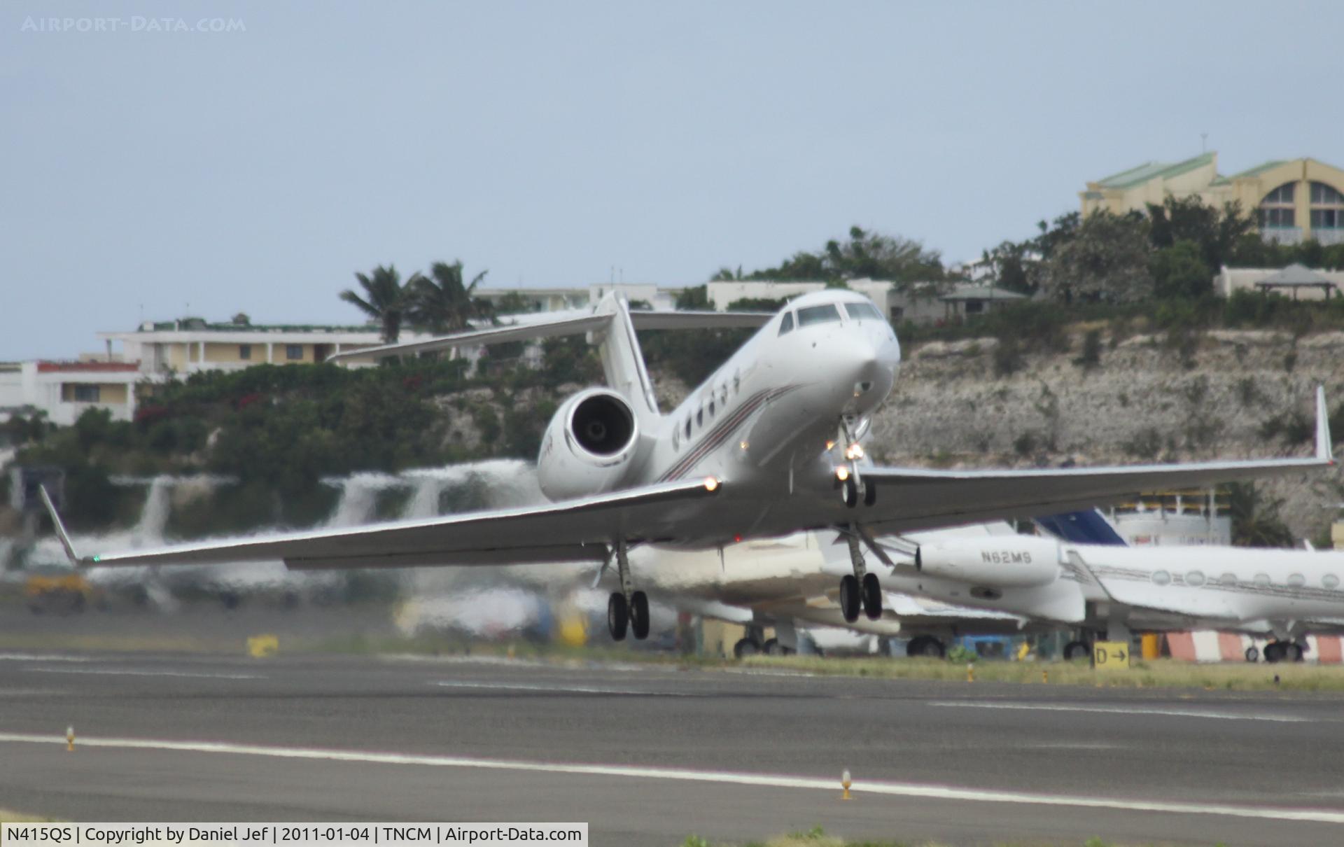 N415QS, 2005 Gulfstream Aerospace GIV-X (G450) C/N 4014, N415QS departing TNCM