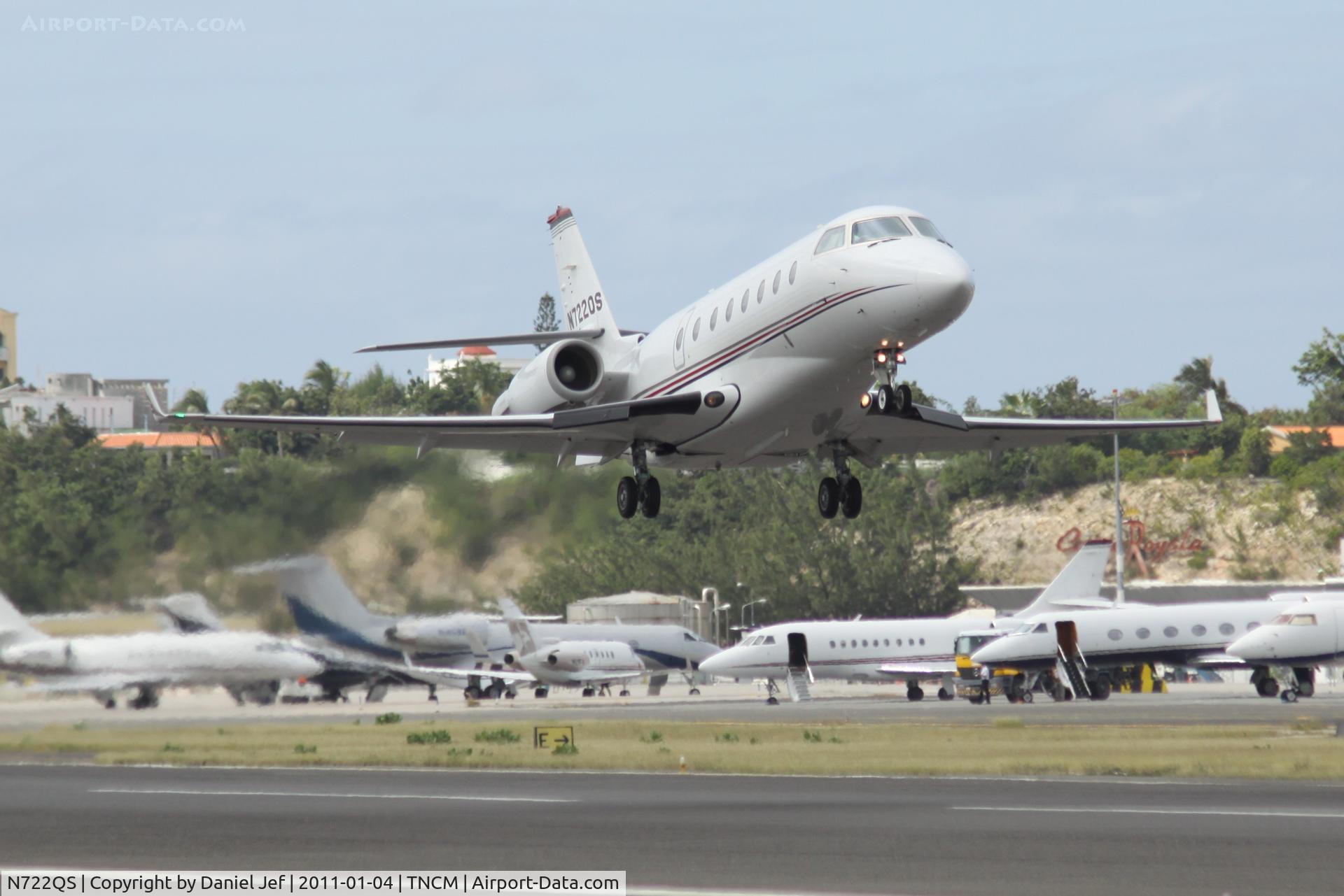 N722QS, 2004 Israel Aircraft Industries Gulfstream 200 C/N 093, N722QS departing TNCM